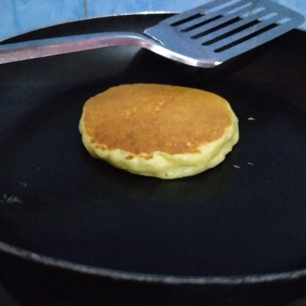 Kemudian balik, tunggu pancake mengembang tinggi. Sekitar 10 detik angkat pancake.