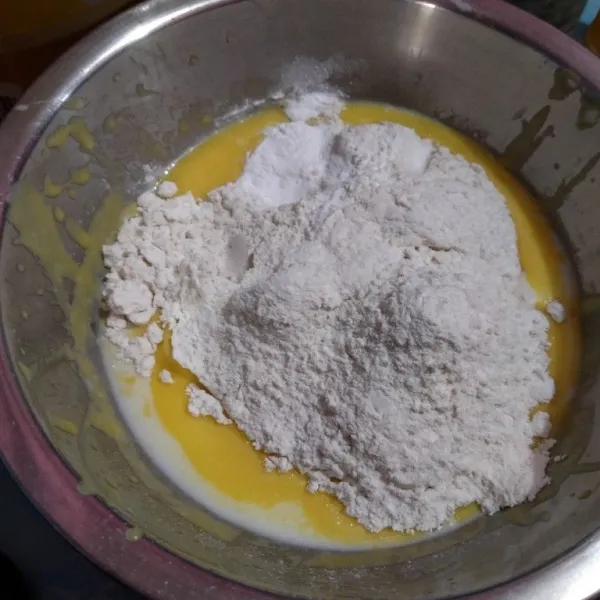 Tuang tepung, baking soda, baking powder dan garam.