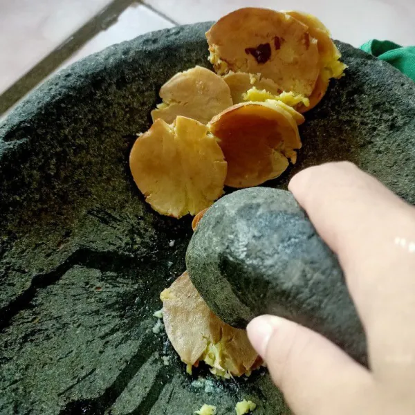 Geprek jengkol hingga pipih.