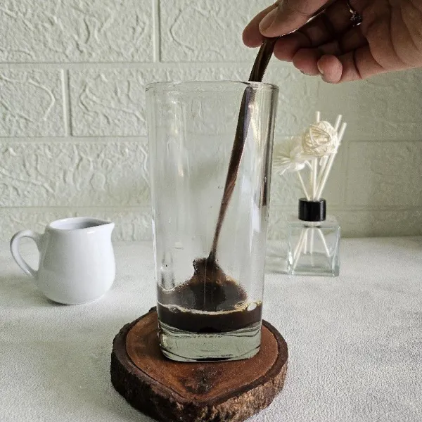 Aduk hingga gula dan kopi larut.