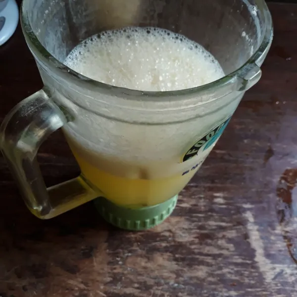 Tambahkan es batu, blender hingga halus. Tuang ke dalam gelas atau botol, orange juice siap dinikmati.