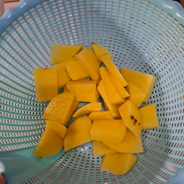 Kupas kentang cuci lalu potong sesuai selera.