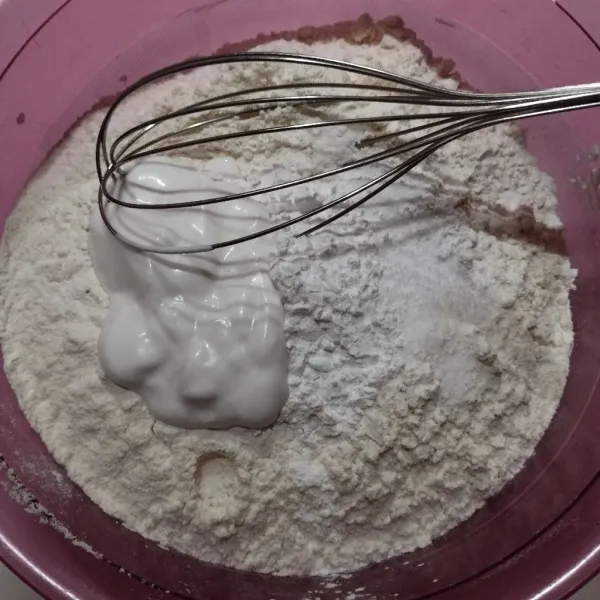 Dalam wadah masukkan tepung terigu, tepung tapioka, gula dan garam. Campur rata.