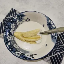 Celupkan pisang ke dalam adonan tepung.