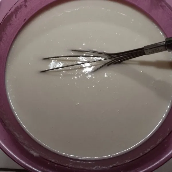Tambahkan air sedikit sedikit dan santan instan. sambil diaduk dengan menggunakan whisk.sampai tercampur rata.dan tidak ada adonan yang menggumpal.