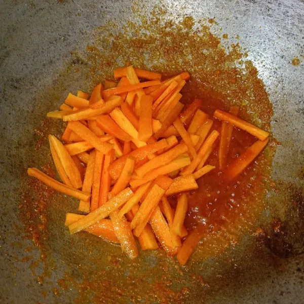 Masukkan potongan wortel aduk rata.