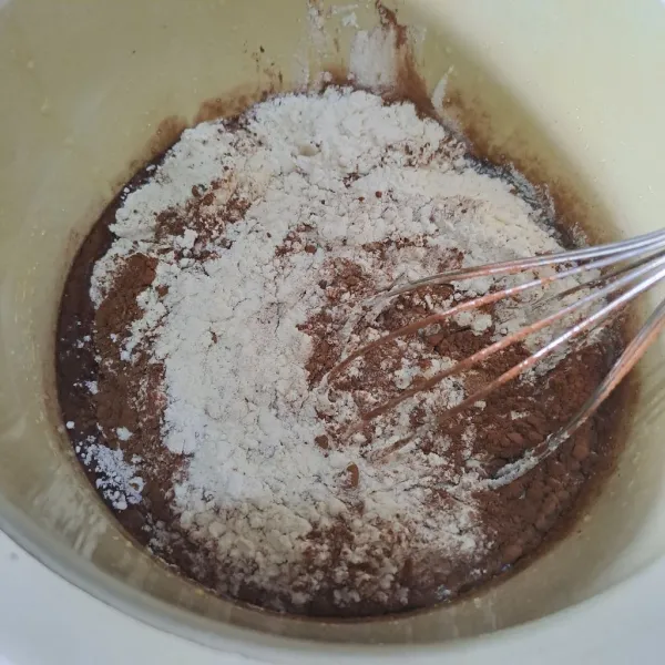 Masukan tepung terigu dan coklat bubuk aduk lagi hingga rata, Adonan sangat kental dan berat.