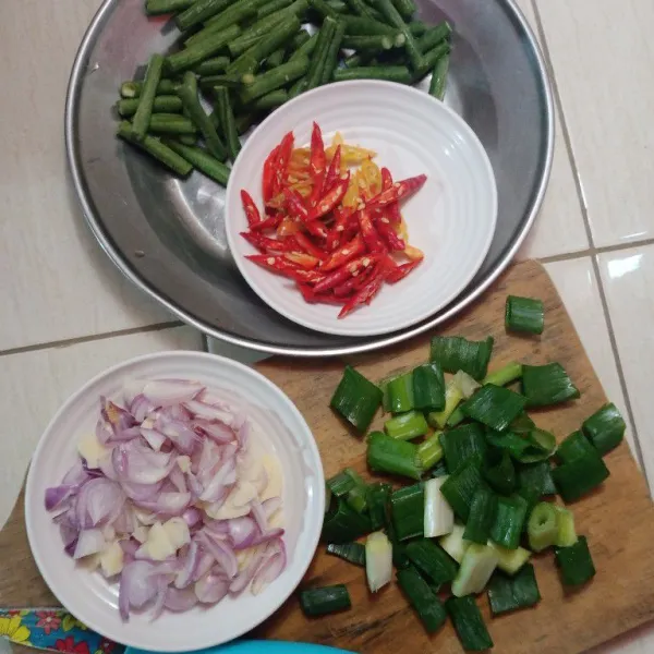 Iris kedua bawang,  kedua cabe, kacang panjang dan daun bawang nya, sisihkan.