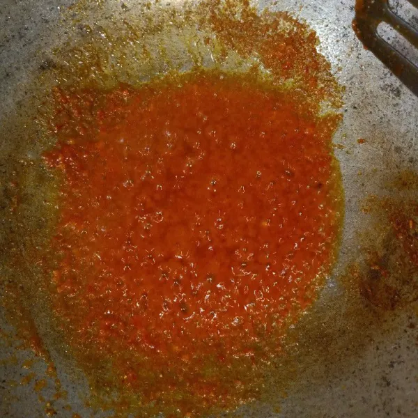 Haluskan bawang merah, bawang putih, kunyit, kemiri, cabe merah dan rawit, tumis sampai matang .