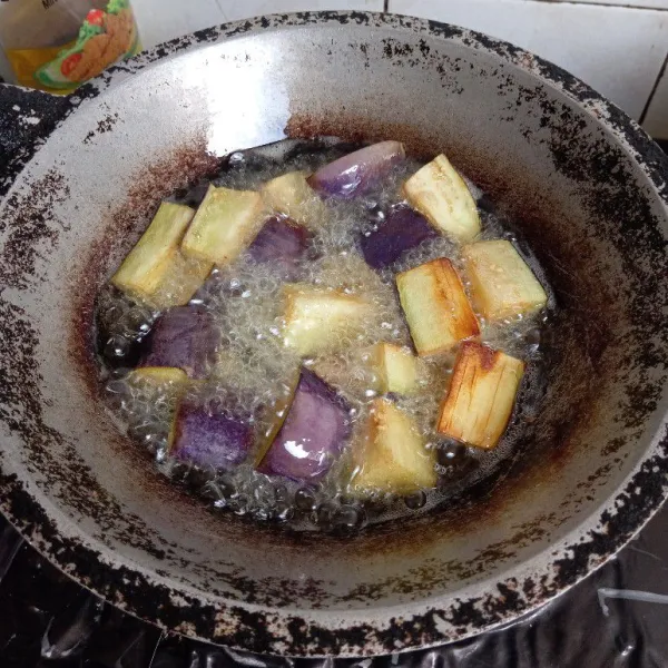 Panaskan minyak lalu goreng terong sampai matang berkulit. Angkat & sisihkan.