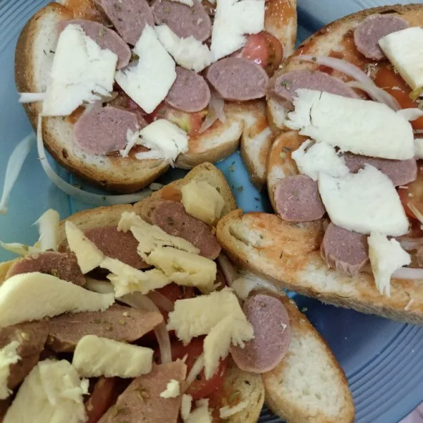 Tambahkan irisan mozarella dan taburi dengan oregano.