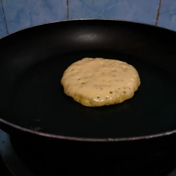 Tunggu sesaat sampai pancake bergelembung.