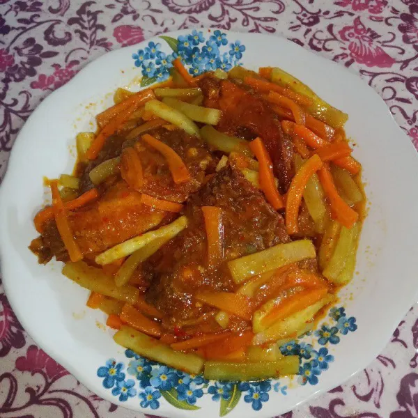 Acar kuning ikan nila siap disajikan.