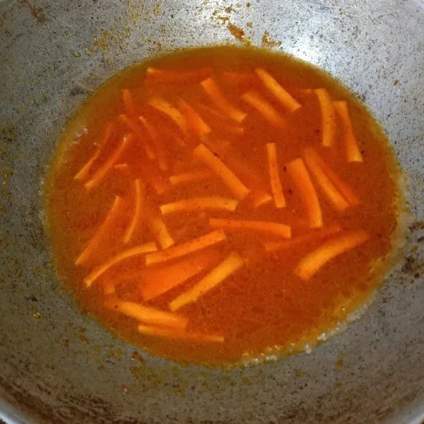 Tambahkan air secukupnya masak wortel hingga setengah matang, tambahkan garam, gula dan penyedap.