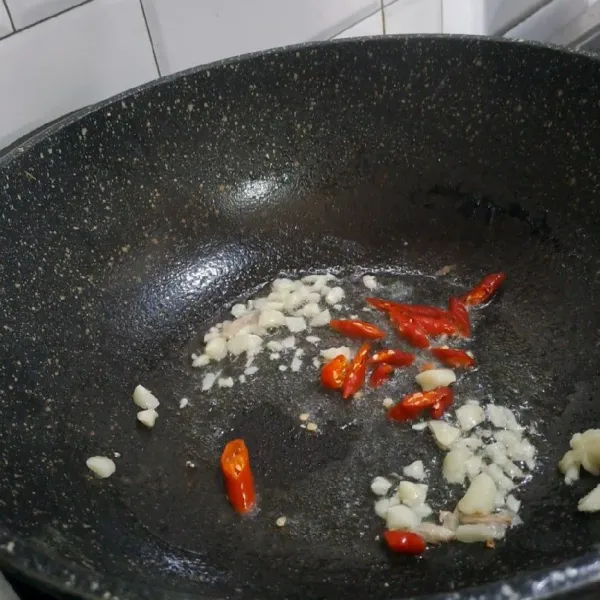 Tumis bawang putih sampai harum masukan cabe aduk rata masukan daging masak sampai daging berubah warna.