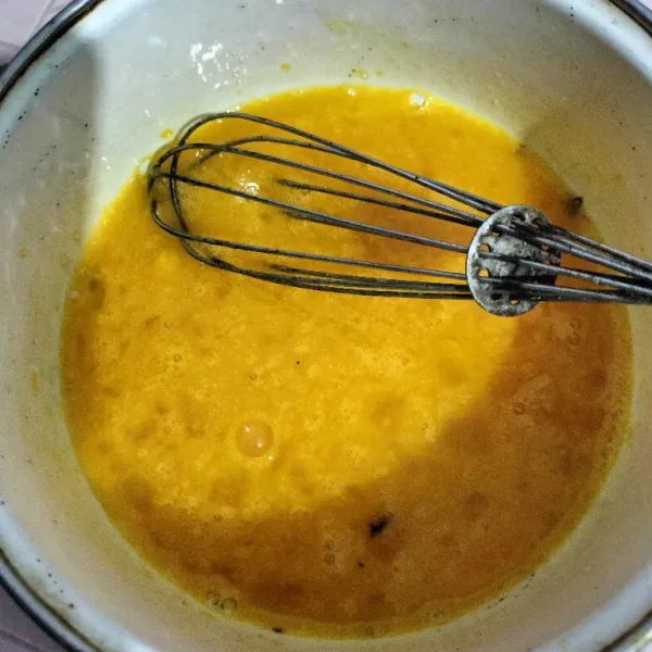 Kocok lepas telur dan gula, masukkan susu aduk rata.