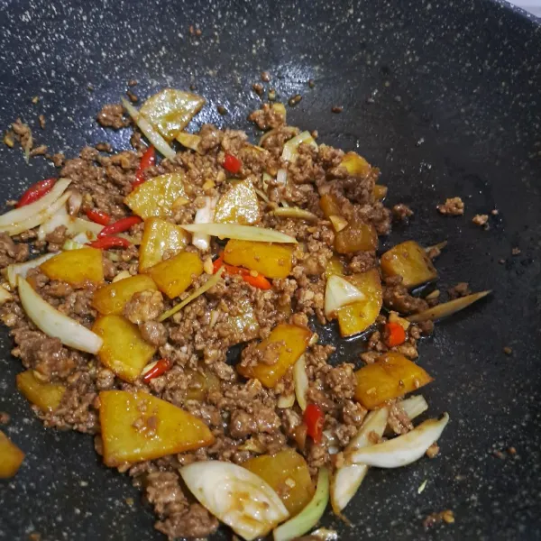Masukan kentang dan bumbu-bumbu masak sampai bumbu meresap masukan bawang bombay masak aduk rata koreksi  rasa angkat dan sajikan.