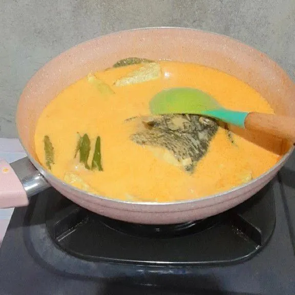 Jangan lupa sesekali saja diaduknya biar ikannya tidak hancur.