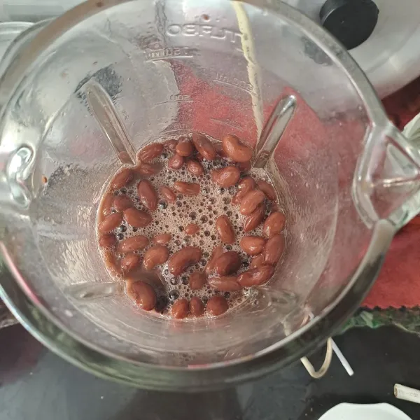 Blender kacang merah hingga halus.