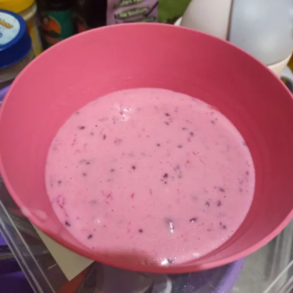 Kocok telur dan gula hingga gula larut, lalu masukkan tepung, daging buah naga, baking powder. Aduk rata. Terakhir masukkan margarin leleh, diamkan hingga bergelembung.