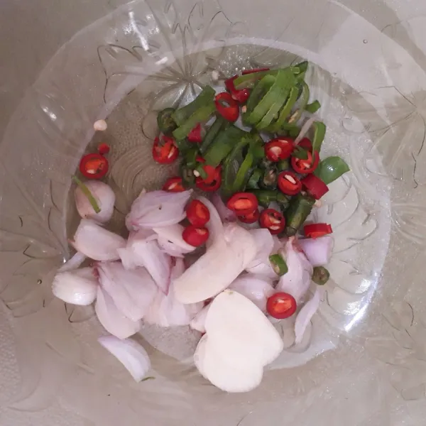 Iris iris bawang merah, bawang putih, cabe dan daun bawang.