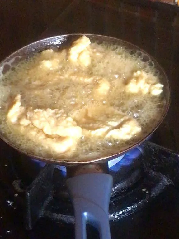 Goreng ayam 10-15 menit di api yang sedang, goreng sampai merata dan kecoklatan.