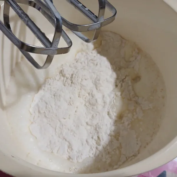 Masukkan tepung, kocok rata sebentar dengan kecepatan mixer terendah.