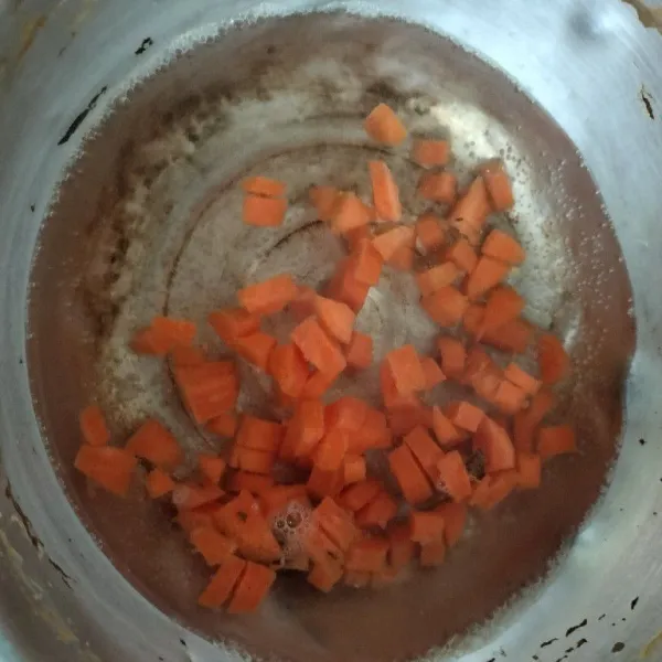 Potong dadu wortel dan rebus hingga matang.