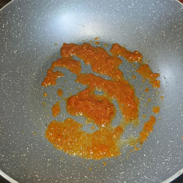 Tumis bumbu halus sampai harum.