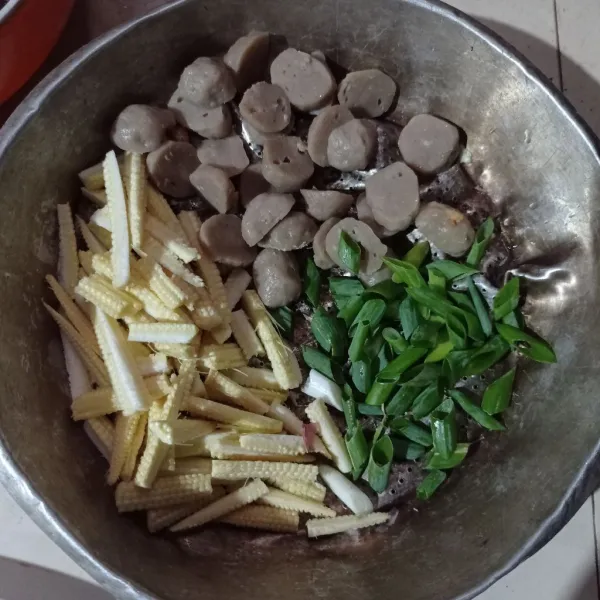 Iris jagung muda, bakso, dan daun bawang lalu sisihkan.