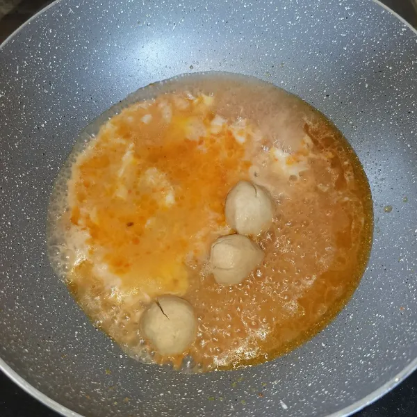 Tuang air dan setelah mendidih masukkan telur dan baso.