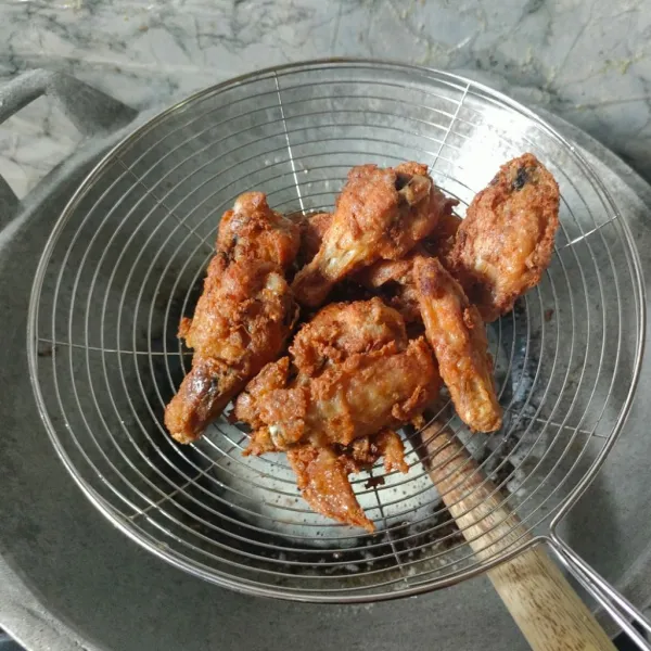 Angkat ayam yang sudah matang, sisihkan.