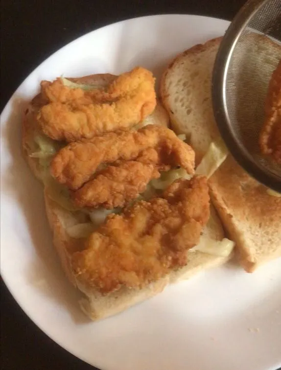 Taruh ayam dan tumpuk roti sudah di kasih sayur, lalu sajikan.