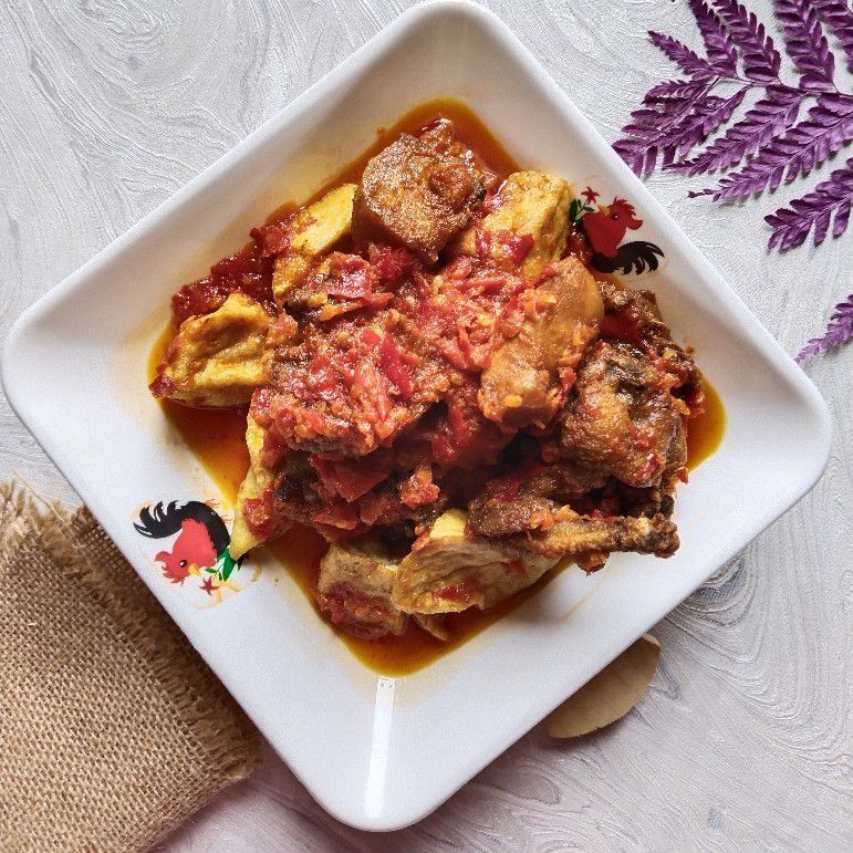 Proses memasak sambal balado ayam di atas kompor