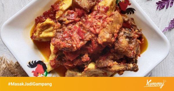 Proses memasak sambal balado ayam di atas kompor