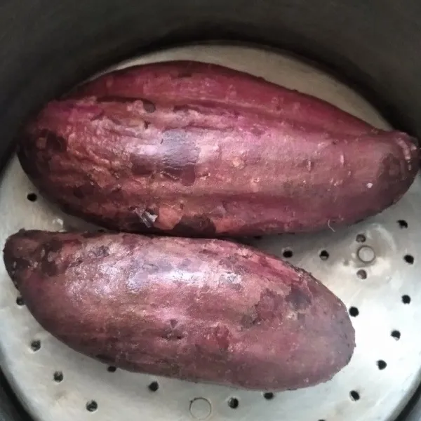 Cuci bersih ubi ungu dari tanah. Kukus ubi tanpa dikupas. Kukus sampai empuk. Angkat dan dinginkan sebentar.