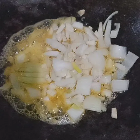 Panaskan margarin, tumis bawang bombay dan bawang putih hingga harum.