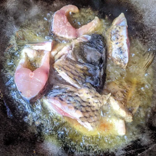 Goreng ikan hingga matang kuning keemasan.
