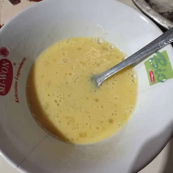 Kocok lepas telur, tepung bumbu, dan air.