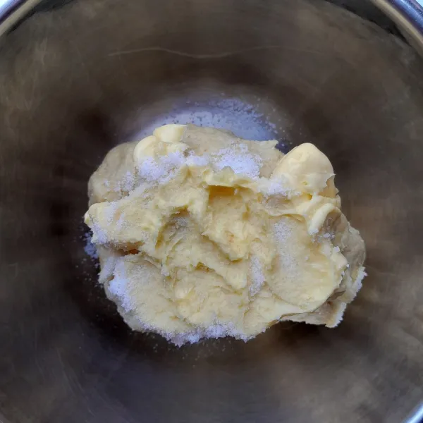 Masukkan garam dan margarin. Ulen atau mixer kembali hingga adonan kalis dan elastis.