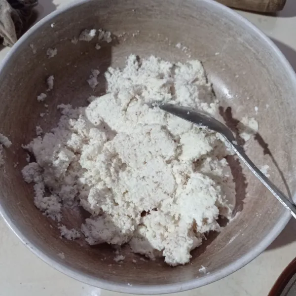 Beri tepung tapioka, garam, dan vanili bubuk, aduk rata.
