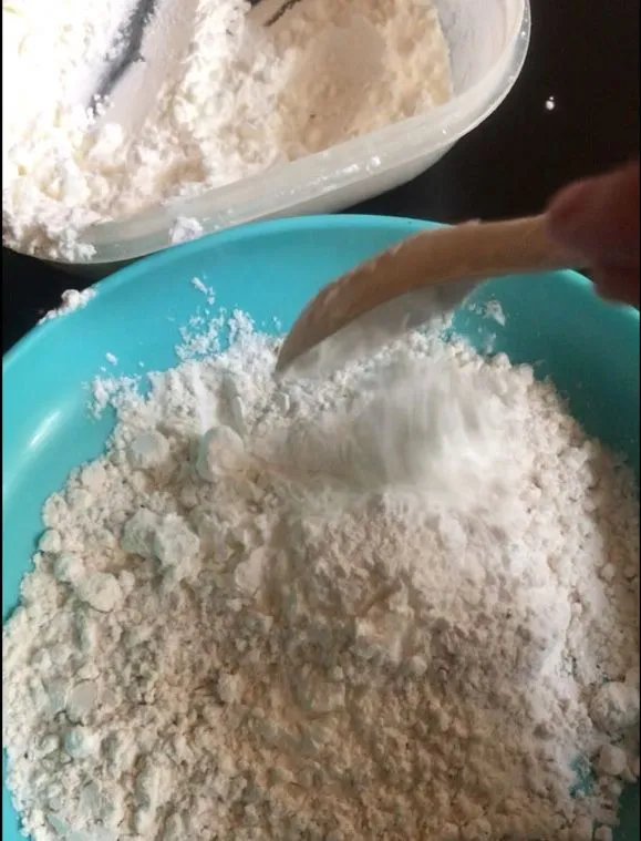 Campurkan bahan tepung ayam, tepung maizena, lemon juice dan air. Aduk sampai kental dan masukkan ayam, di diamkan selama 10 menit.