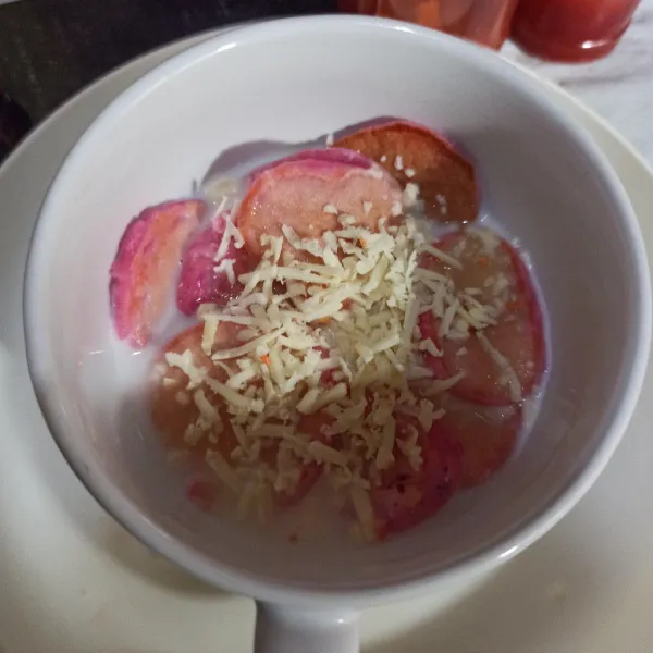 Beri keju cheddar parut sesuai selera.