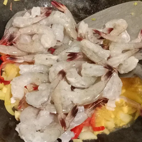 Masukan udang masak hingga berubah warna.