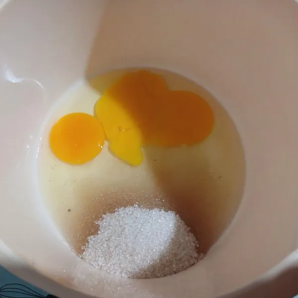 Campur telur dan gula di mangkok mixer.