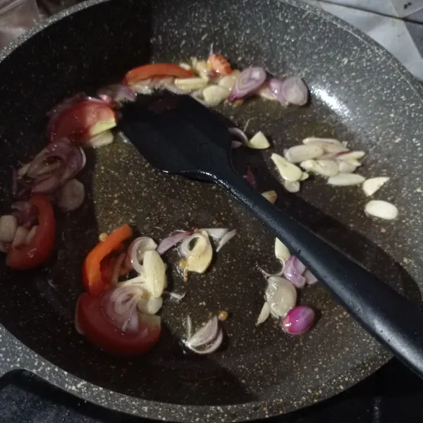 Tumis bawang merah, bawang putih, dan tomat sampai matang.