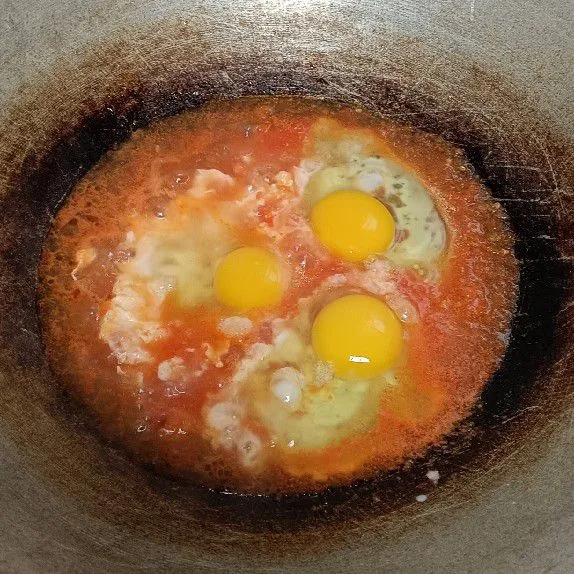 Masukkan telur satu per satu.