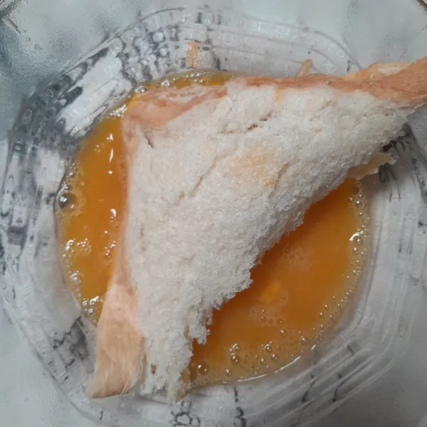 Masukan mie ke dalam kocokan telur.