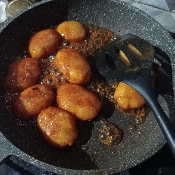 Masukan singkong, matikan api aduk terus sampai dingin.