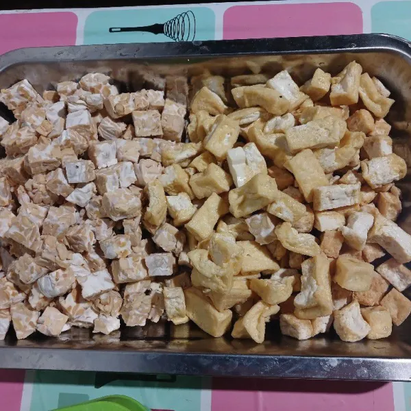 Potong-potong tempe dan tahu. Goreng tahu hingga berkulit. Sisihkan.